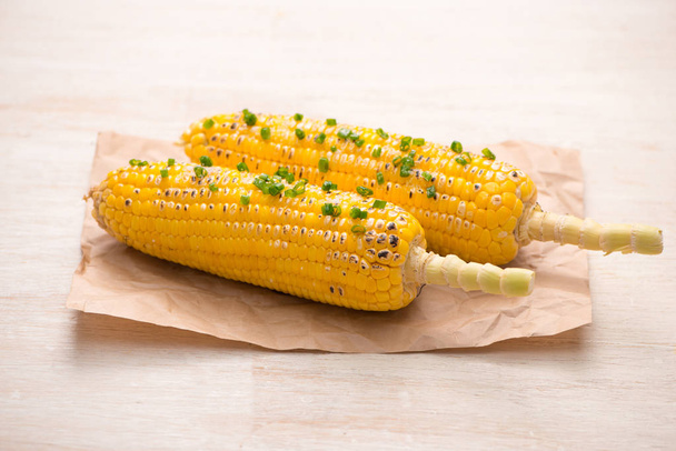 kukurydza z grilla z sosem cebuli - Zdjęcie, obraz