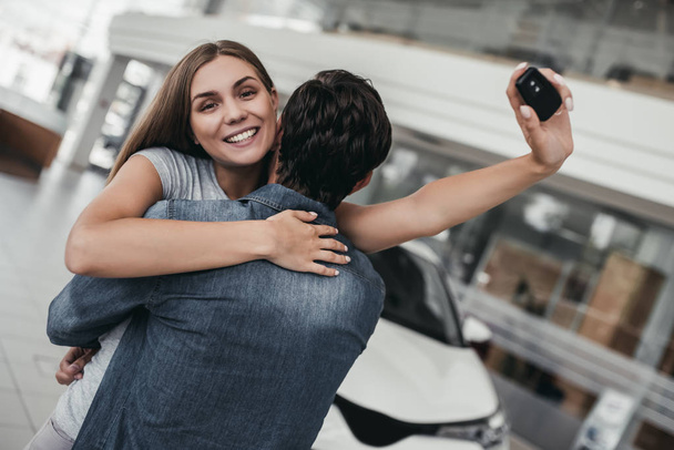 Couple at car dealership - Фото, зображення