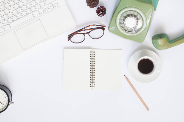 Креативная плоская планировка рабочего пространства с белым ноутбуком, стиль ретро
 - Фото, изображение