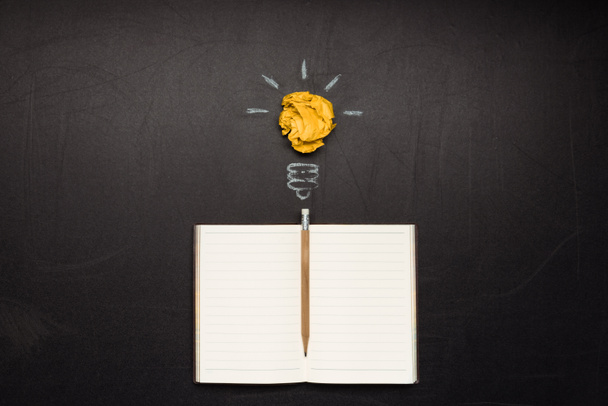 símbolo da lâmpada e notebook
 - Foto, Imagem