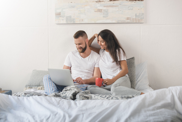 couple using laptop   - Фото, зображення