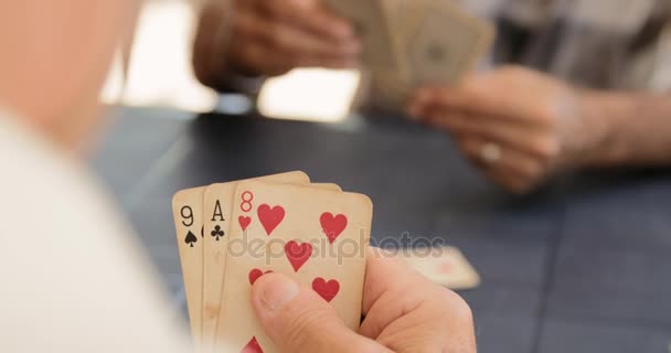 6 senioři s zábavné staré lidi hrací karty dohromady - Záběry, video