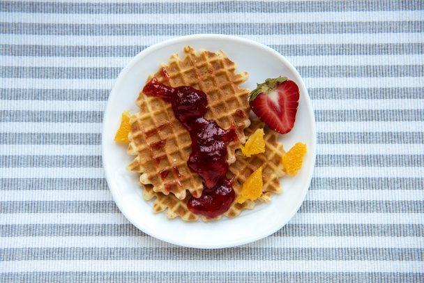 Café da manhã saboroso fresco com waffles
  - Foto, Imagem