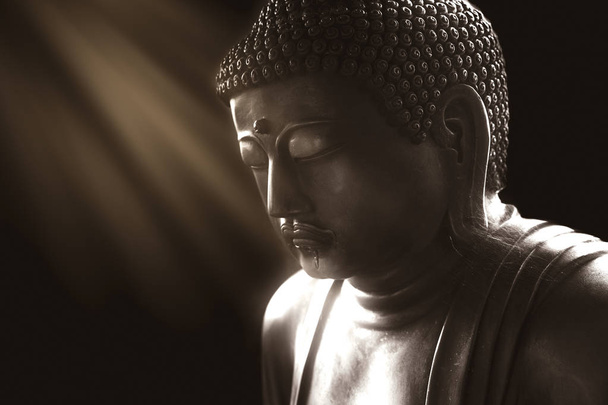 nyugodt buddha, a bölcsesség, a csendes-ázsiai buddha zen tao vallás art stílus szobor. - Fotó, kép