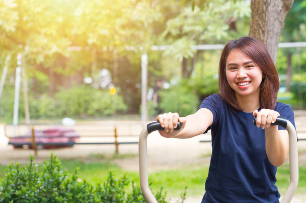 giovane asiatico sorriso godere petto esercizio nel parco per sano, donne allenamento all'aperto
. - Foto, immagini