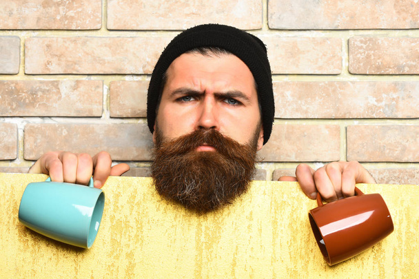Bearded brutal caucasian hipster with paper sheet and cups - Foto, afbeelding