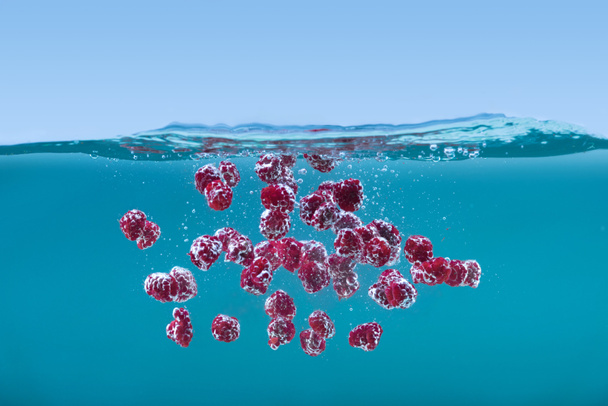 frambuesas maduras flotando en el agua
 - Foto, Imagen