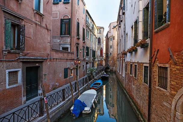 February 25, 2017. Venice street with gondolas; Boats and houses - Foto, Imagen
