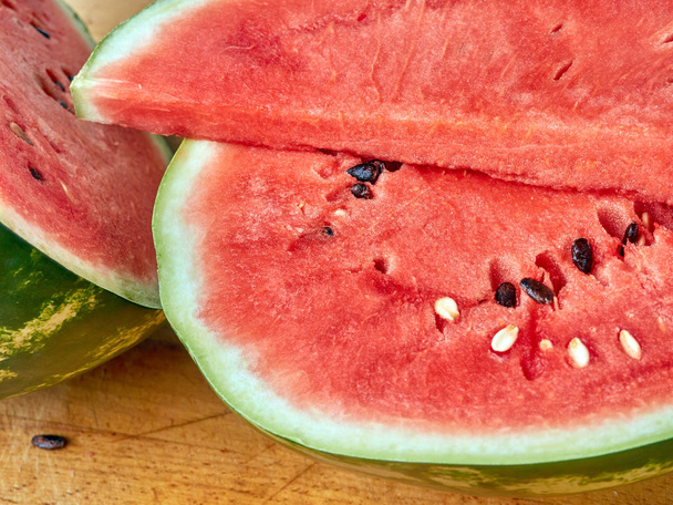 Watermelon cut into close-up - Fotoğraf, Görsel