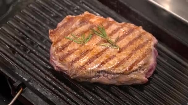 Nahaufnahme von leckeren Steaks vom Grill auf der Grillpfanne - Filmmaterial, Video