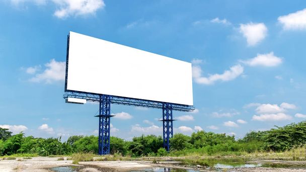 Бланк билборда в ярко-голубой день готов для новых рекламодателей
 - Фото, изображение