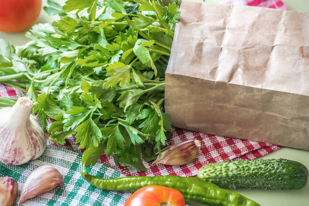 Sommergeschenke Knoblauch, rote Tomaten, grüne Petersilie, Dill, junge Erbsen, Gurken auf dem Küchentisch. der gesunde Lebensstil - Foto, Bild