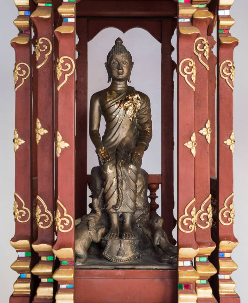 Мала статуя Будди з мавпою і статуєю слона
. - Фото, зображення