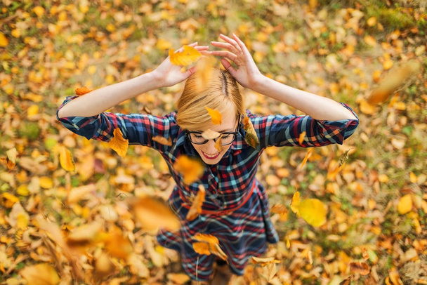 Junge Mädchen tanzen unter fallenden Blätter im Herbst park - Foto, Bild