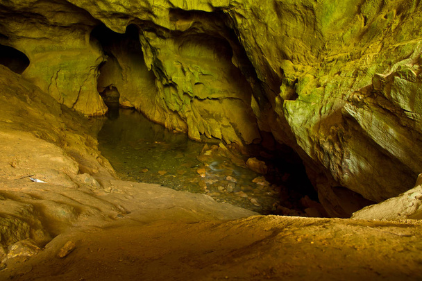 cueva con un río subterráneo
 - Foto, Imagen