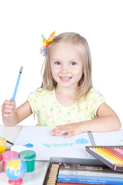 Kislány rajz a pultnál - Fotó, kép