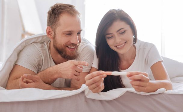 Couple discussing their emotions after seeing pregnancy test results - Foto, Imagem