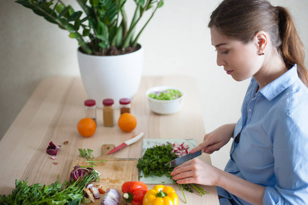 Girl preparing vegetarian salad - Valokuva, kuva