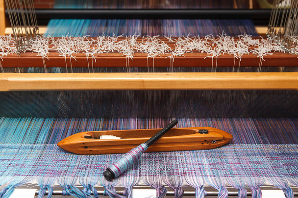 Transfer na niebieski warp w tkactwo maszyna tkactwo - Zdjęcie, obraz