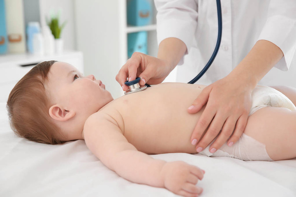Doctor examining little baby - Foto, afbeelding