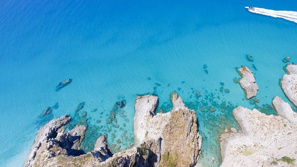 Εναέρια άποψη του όμορφους βράχους πάνω από πεντακάθαρα ωκεανό - Φωτογραφία, εικόνα