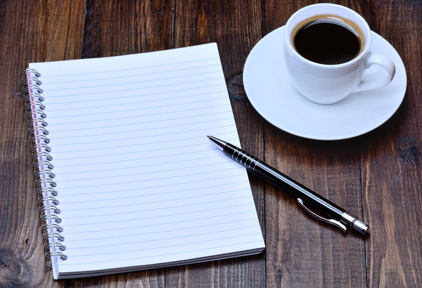 Bloco de notas com caneta e café na mesa
 - Foto, Imagem