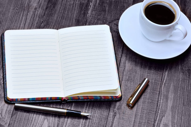 Prázdné notebook s plnicí pero a káva - Fotografie, Obrázek