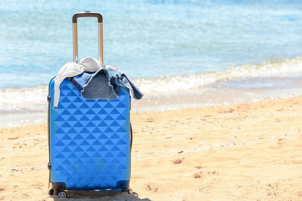 Packed suitcase and beach accessories  - Zdjęcie, obraz
