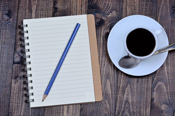 Ahşap arka plan üzerinde kalem ve kahve Kupası ile not etmek - Fotoğraf, Görsel