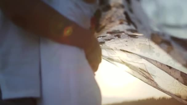 Slowmotion of happy couple and hug in windy sunset light, lifestyle - happiness. - Filmati, video
