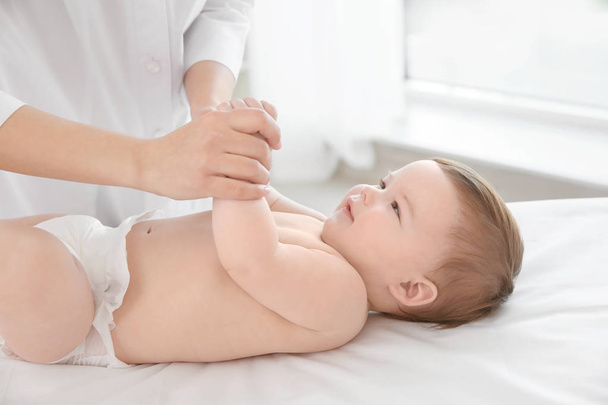 Doctor examining little baby - Foto, immagini