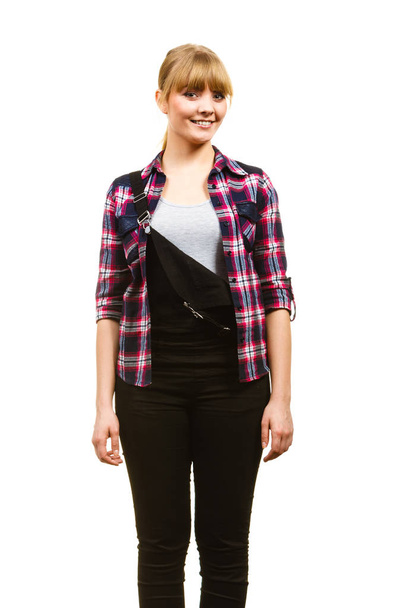 Femme debout souriante portant des salopettes et une chemise - Photo, image