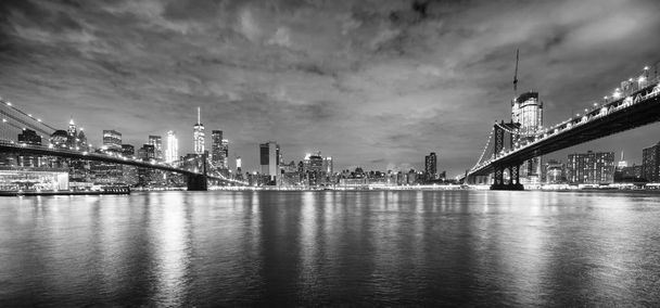 Γέφυρα του Μπρούκλιν και η γέφυρα του Μανχάταν το βράδυ, Νέα Υόρκη. - Φωτογραφία, εικόνα