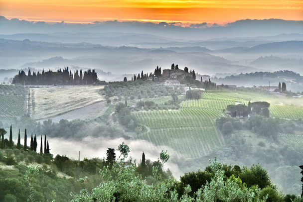 Paisaje vista de la Toscana, Italia durante el amanecer
 - Foto, imagen