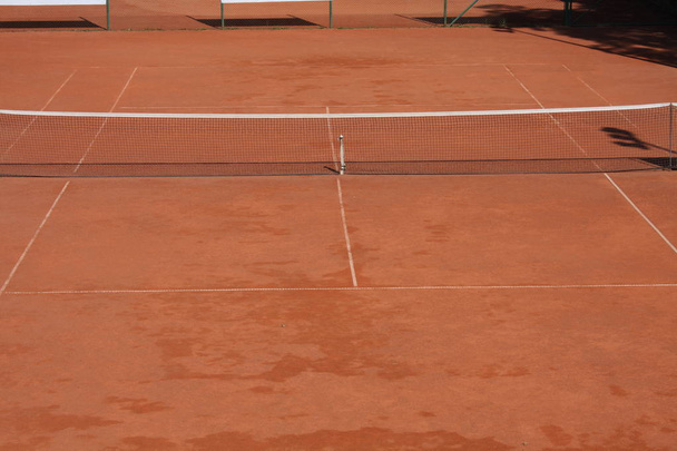 Tennis clay court with net - Foto, imagen