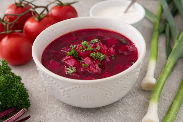 Borsch - sopa de beterraba. Sopa vermelha vegetariana vegetal tradicional ucraniana e russa
 - Foto, Imagem