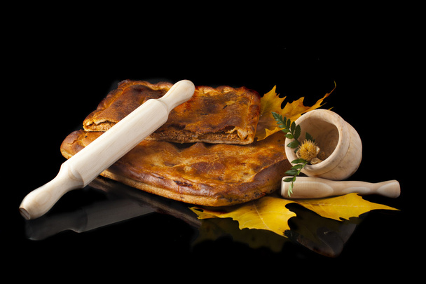 Empanada, Іспанська сільському продукту, ізольовані на чорному - Фото, зображення