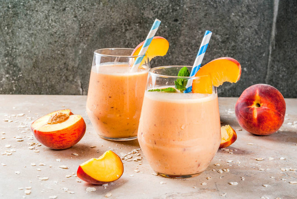 Peach smoothie with oatmeal - Foto, afbeelding