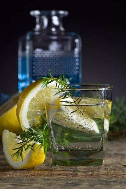 Koktejl s modrým gin, tonic a citronem . - Fotografie, Obrázek