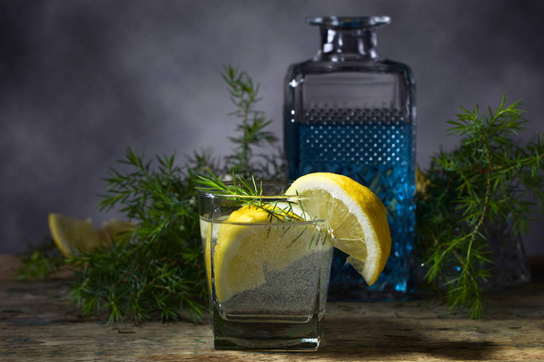 Cocktail met blauwe gin tonic en lemon . - Foto, afbeelding