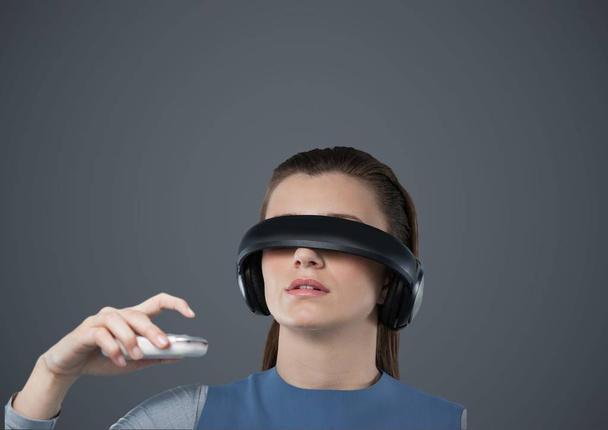 woman with virtual reality headset - Foto, afbeelding