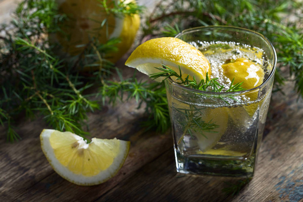 Cocktail con gin blu, tonico e limone
 . - Foto, immagini