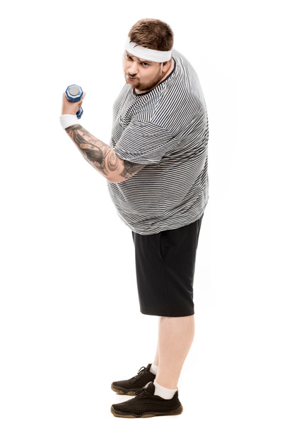 hombre gordo flexionando bíceps con mancuerna
 - Foto, imagen