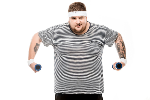 hombre gordo haciendo ejercicio con pesas
 - Foto, Imagen