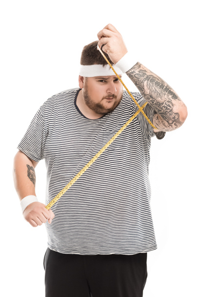 homem medindo volume de bíceps com fita
 - Foto, Imagem