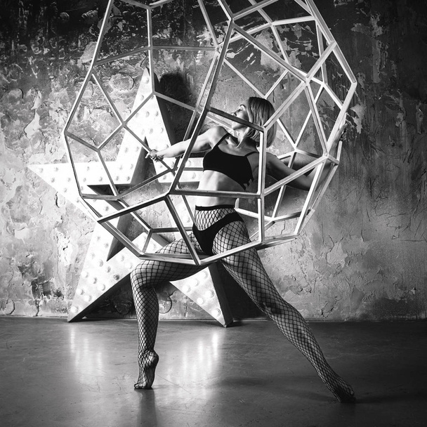  πορτρέτο του όμορφη ελκυστική ξανθιά γυναίκα χορεύτρια με τεράστιο αστέρι στο παρασκήνιο στο στούντιο χορού loft - Φωτογραφία, εικόνα