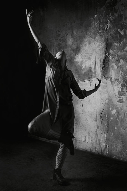 portrait de belle femme blonde danseuse dansant dans le grenier
   - Photo, image