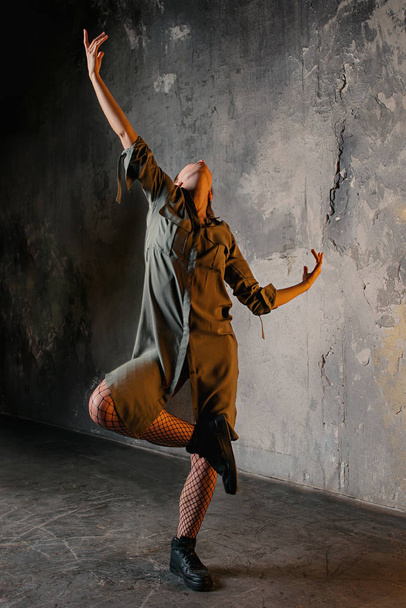 πορτρέτο του όμορφη ελκυστική ξανθιά γυναίκα χορευτής χορεύει στη σοφίτα   - Φωτογραφία, εικόνα