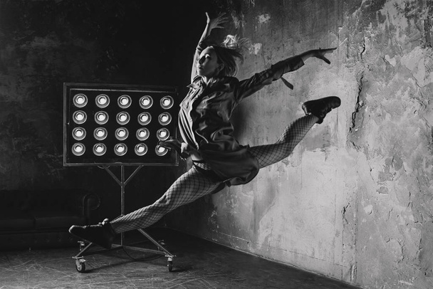 ritratto di bella donna bionda attraente ballerina che salta in alto nel soppalco
   - Foto, immagini
