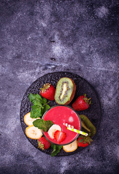 Batido con fresa, plátano y kiwi
  - Foto, imagen